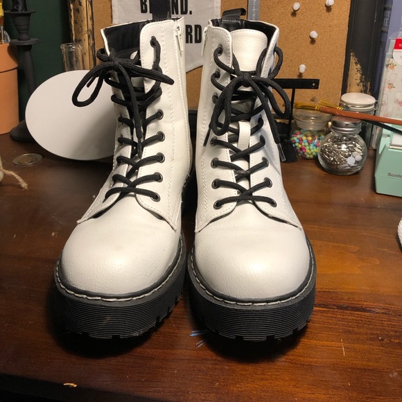 Faux white docs - Picture 1 of 4